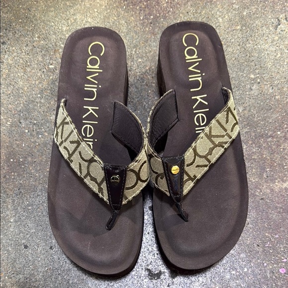 Calvin Klein Brown Flip Flops - Picture 1 of 4